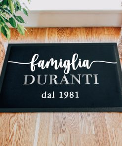 Zerbino “Famiglia” Personalizzabile con Scritta e Nomi – Idea Regalo Convivenza Casa Nuova