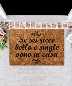 Zerbino Divertente Personalizzato con Scritte Simpatiche “Se Sei Ricco Bello e Single Sono In Casa” – Idea Regalo Divertente e Ironica per la Casa Nuova